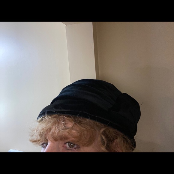 Headslip black hat with bow - Picture 8 of 15